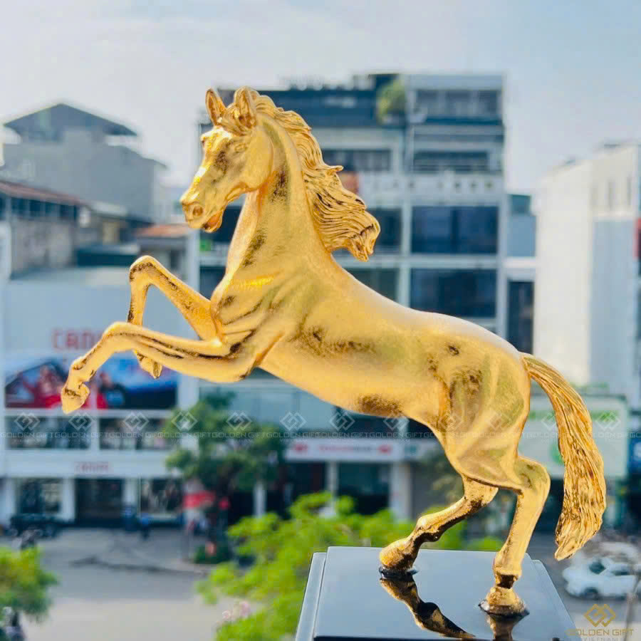 Tượng ngựa vàng chiến thắng
