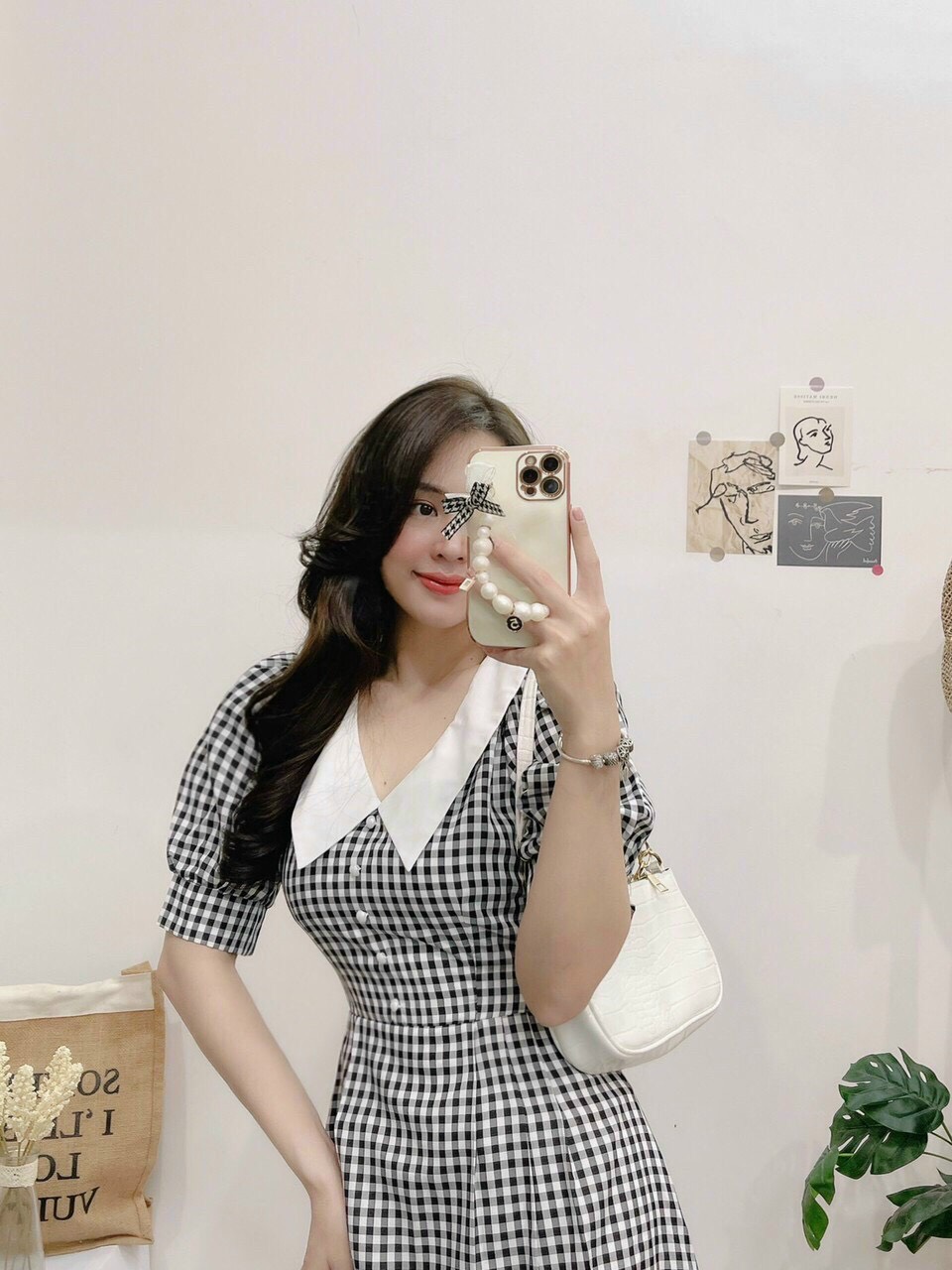 ĐẦM VÁY CARO CỐ LÁ TRẮNG PHỐI 5 NÚT KIỂU CÓ DÂY CỘT EO - Hình Shop Chụp