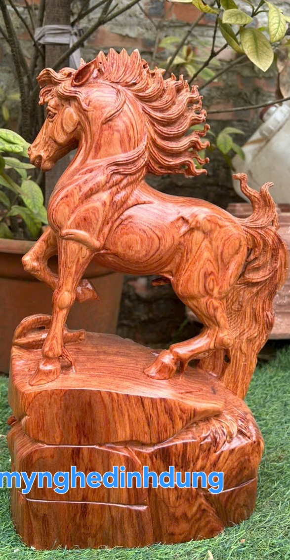Tượng con ngựa thong dong phong thủy gỗ hương đá cao 40x24x10cm