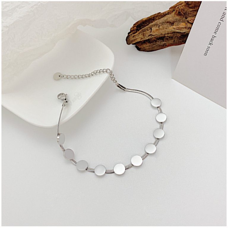 Lắc Tay Nữ Titan Ko Đen Dây Mì Dẹt Và Nhiều Hình Tròn Nhỏ TT 4068