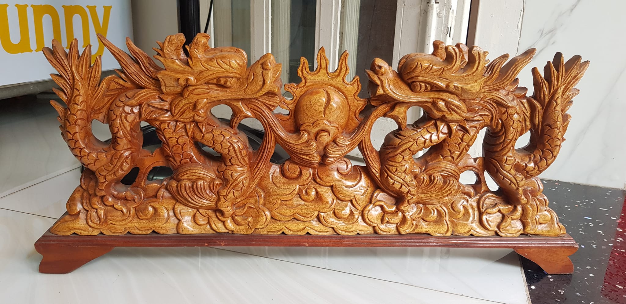Tượng 2 Con Rồng Lượn Gỗ Gõ màu đỏ size Dài 64cm x Cao 17cm x Sâu 7cm 2 con rồng lượn phun lửa biểu tượng cho sức mạnh của người đứng đầu người lãnh đạo công ty, người chủ trong gia đình thật  trưng phòng khách , bàn làm việc to quà tặng ý nghĩa ạ