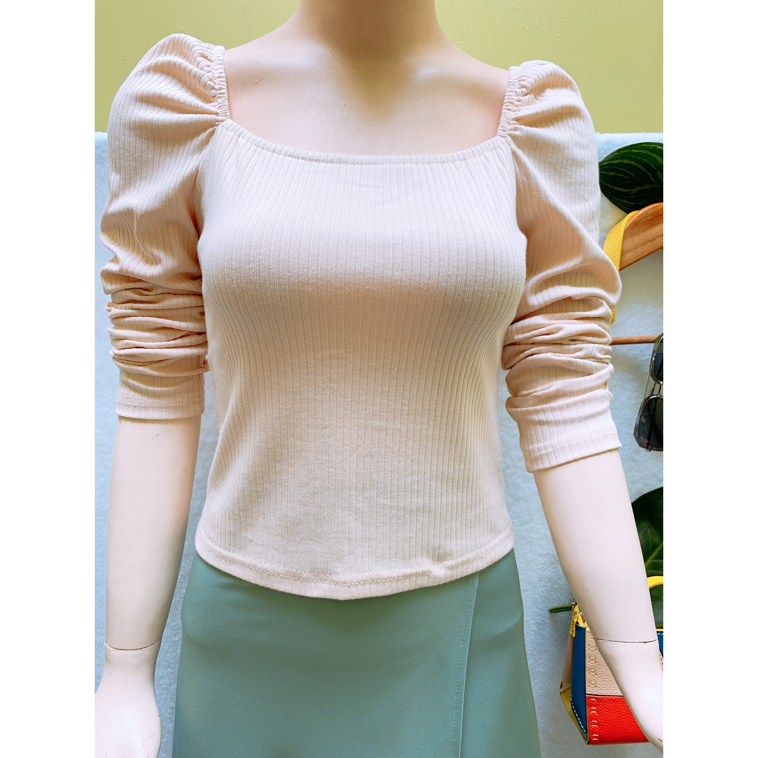 Áo thun ôm dạng croptop cổ vuông tay dài xinh xắn