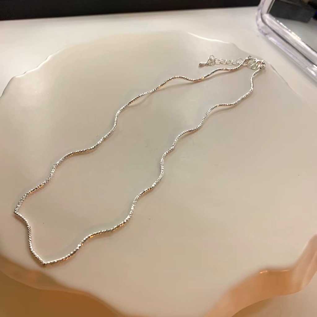 Vòng cổ chocker xoắn đơn giản