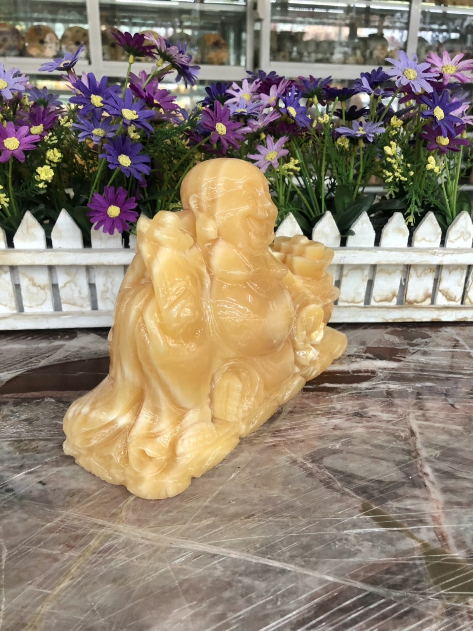 Tượng Phật Di Lặc ngồi cầm thỏi vàng và gậy như ý phong thủy đá ngọc hoàng long - Dài 20 cm