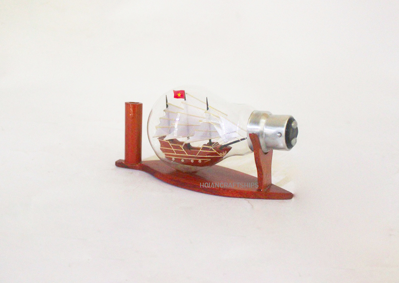 Mô hình thuyền trong bóng đèn (thuyền Hạ long trắng)