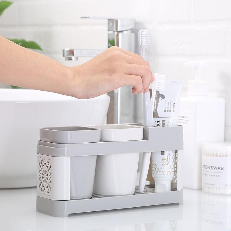 Khay đựng 2 ly và bàn chải đánh răng