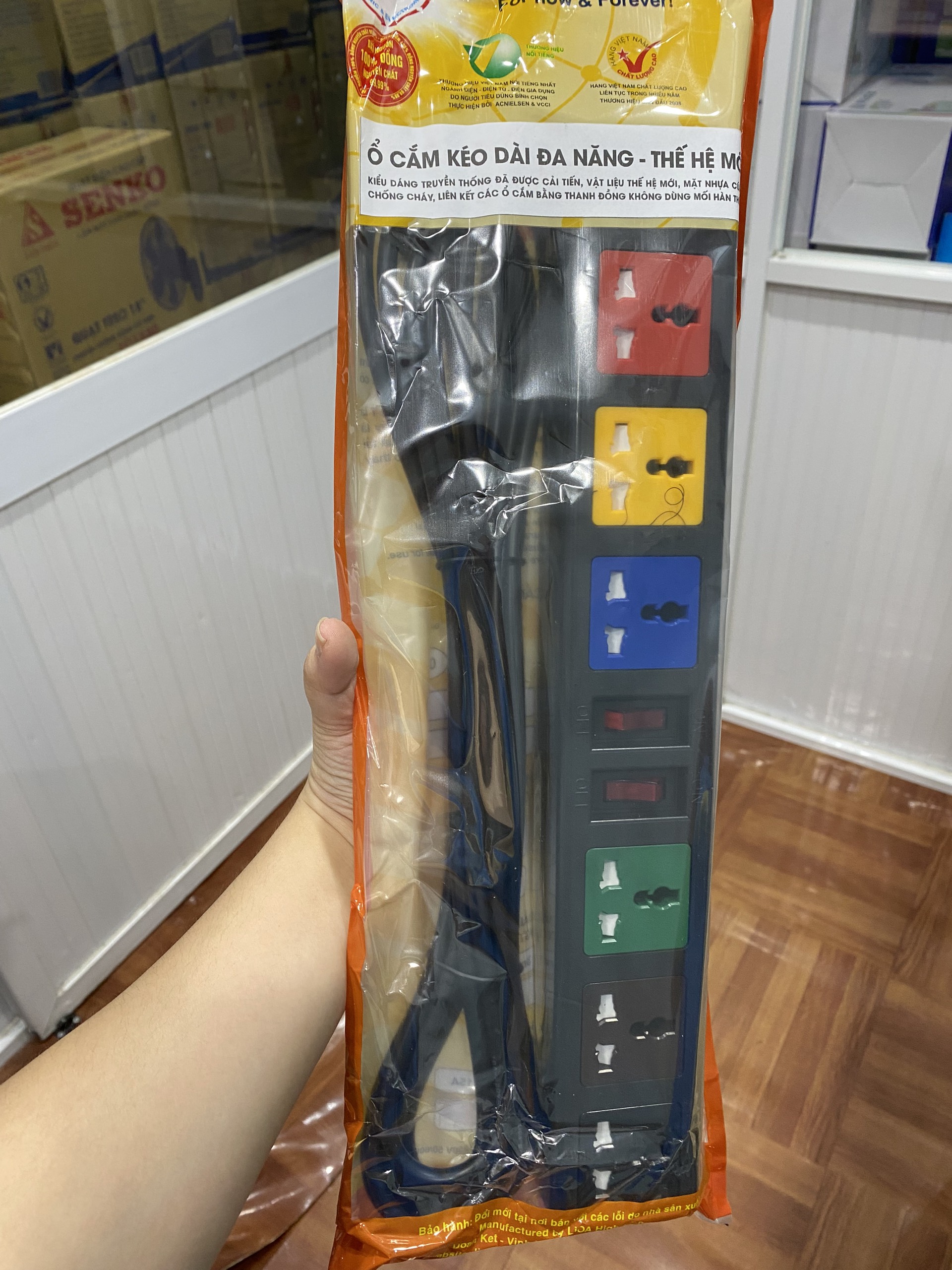 Ổ CẮM KÉO DÀI LIOA 3 CHẤU 6 LỖ ĐA NĂNG DÂY DÀI 3M MODEL 6D32N - Đen