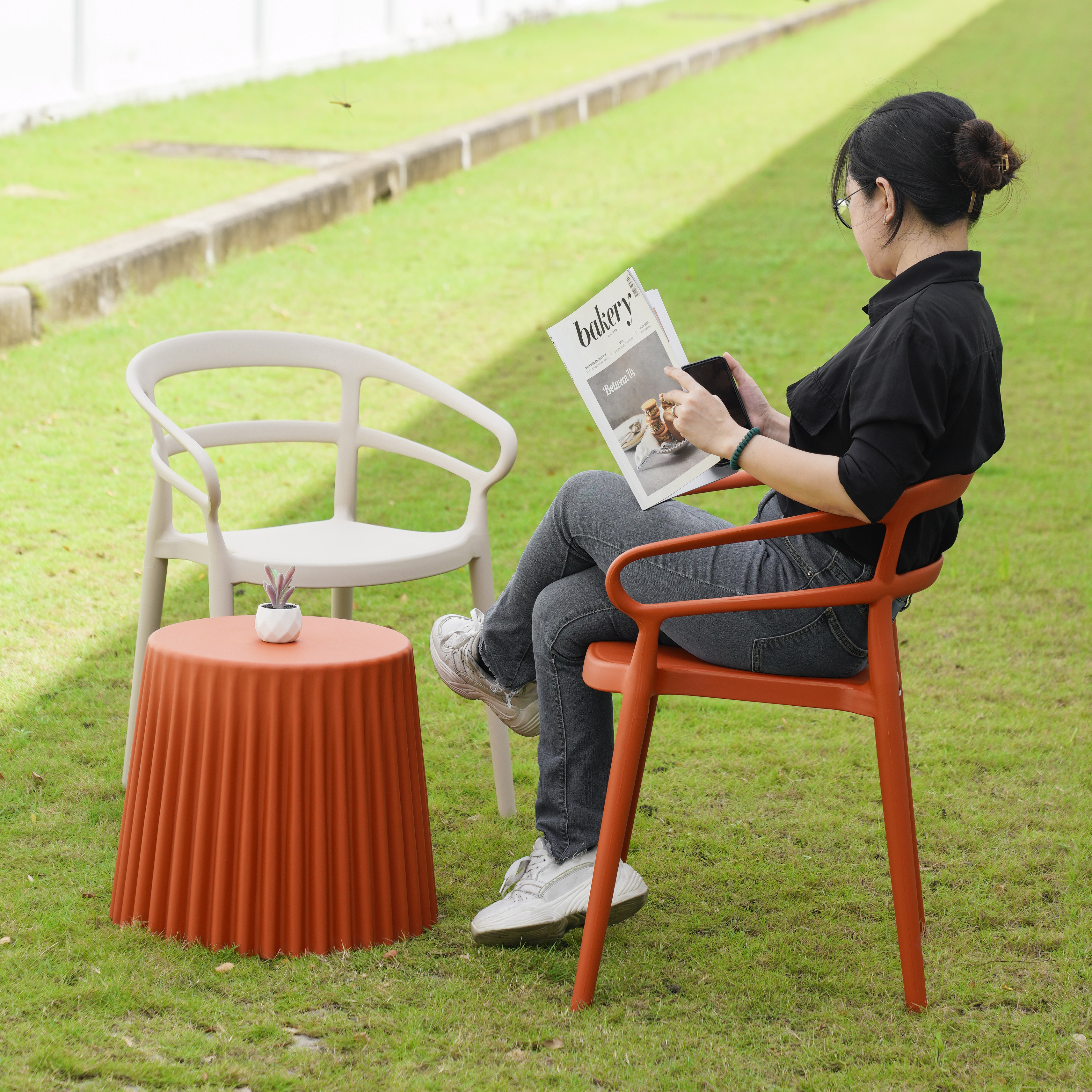 Bàn nhựa đúc Sconic , 2 màu lựa chọn , Nhập Khẩu chính hãng Cobi Home