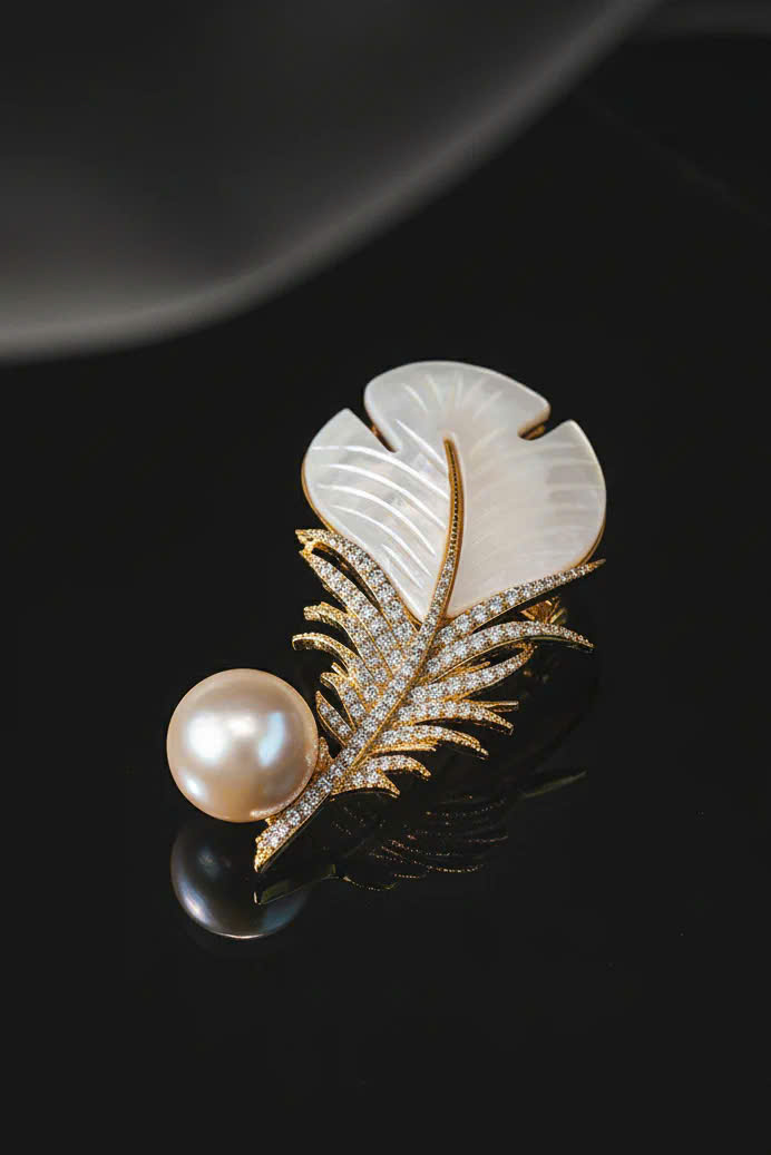 Trâm Cài Áo Vest, Áo Dài Xà Cừ Đính Ngọc Trai Baroque Hình Lông Vũ thời trang thiết kế Hity ACC402