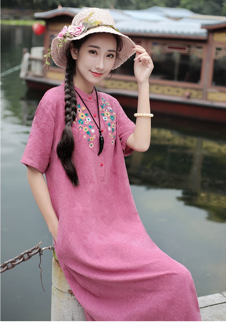 Váy linen hồng thêu hoa trước ngực dáng dài, đầm suông linen hoa nữ phong cách thanh lịch ARCTIC HUNTER
