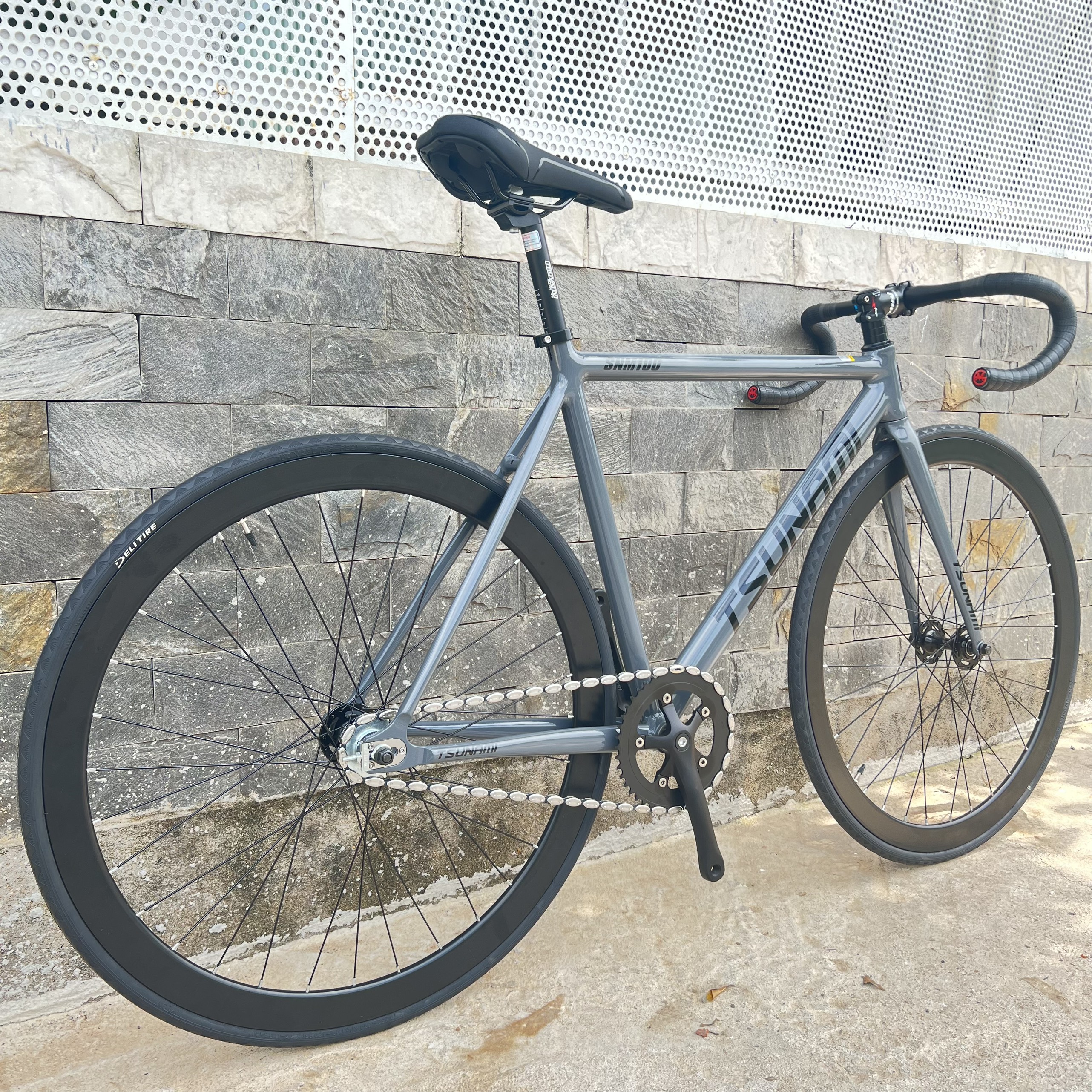 Xe đạp fixed gear TSUNAMI SNM100 cơ bản - Xám xi măng