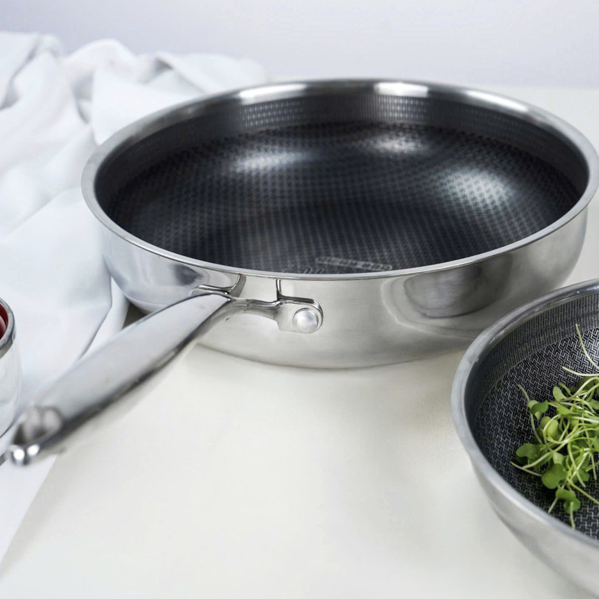 Chảo inox 18/10 đúc liền khối chống dính Blackcube Gu Me Hàn Quốc size 24/28cm đáy từ kèm vung kính, hành chính hãng