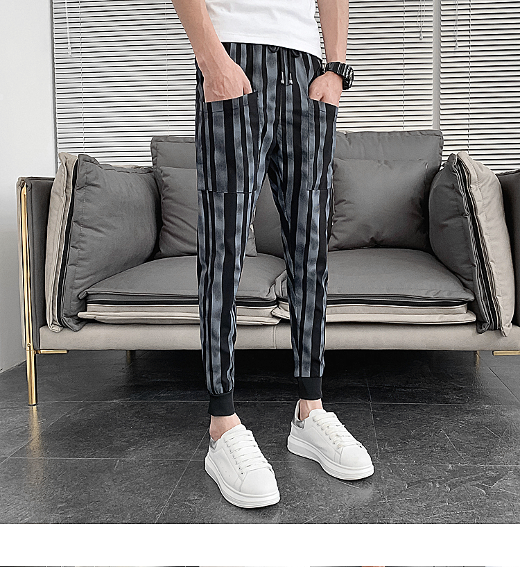 Quần jogger 9 phân thiết kế dạng sọc với 2 túi phía trước đầy năng động