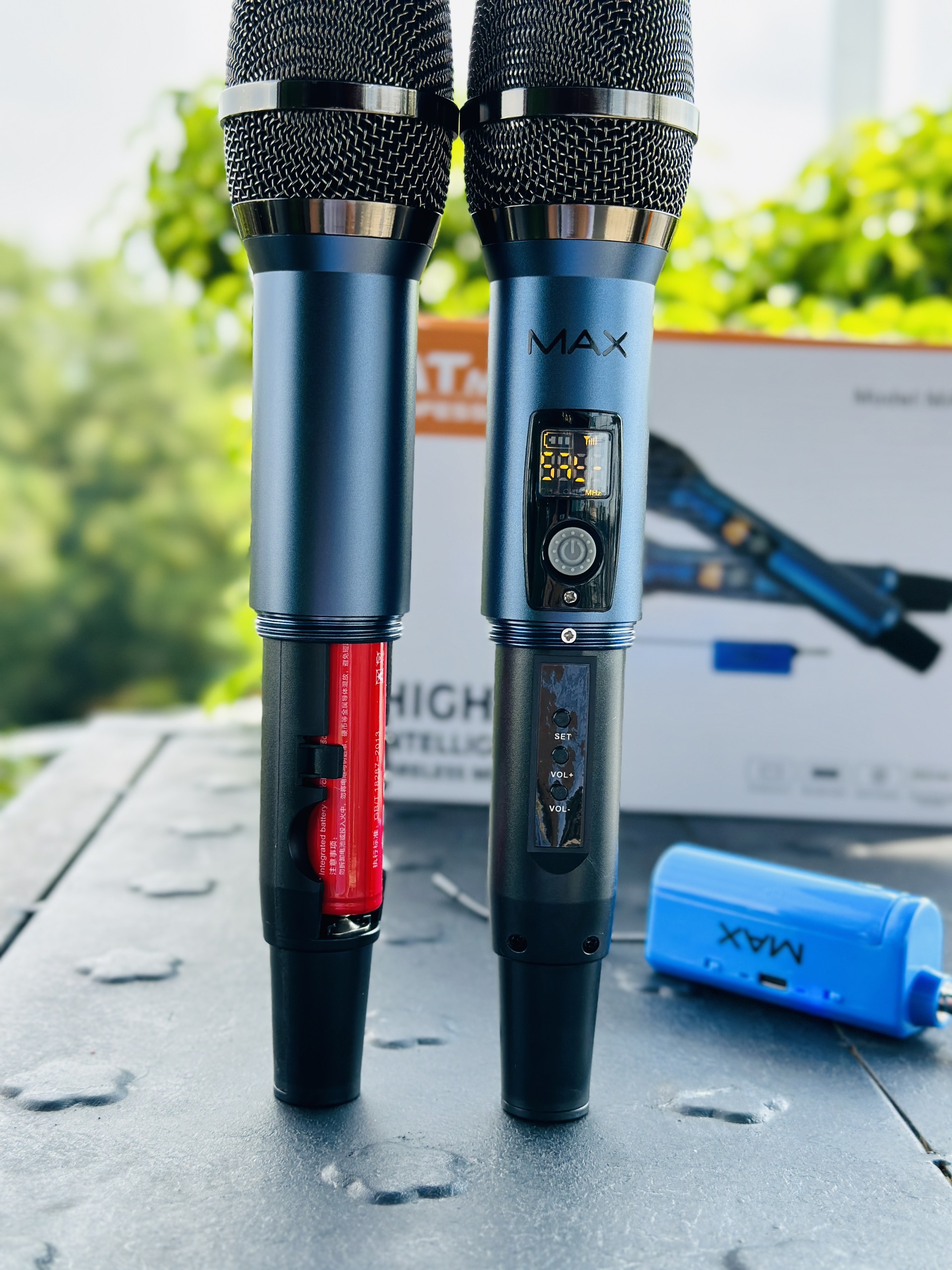 Bộ 2 Micro không dây đa năng Max 56 - Hút âm tốt, chống hú hiệu quả - Sạc pin ngay trên mic- HÀNG CHÍNH HÃNG