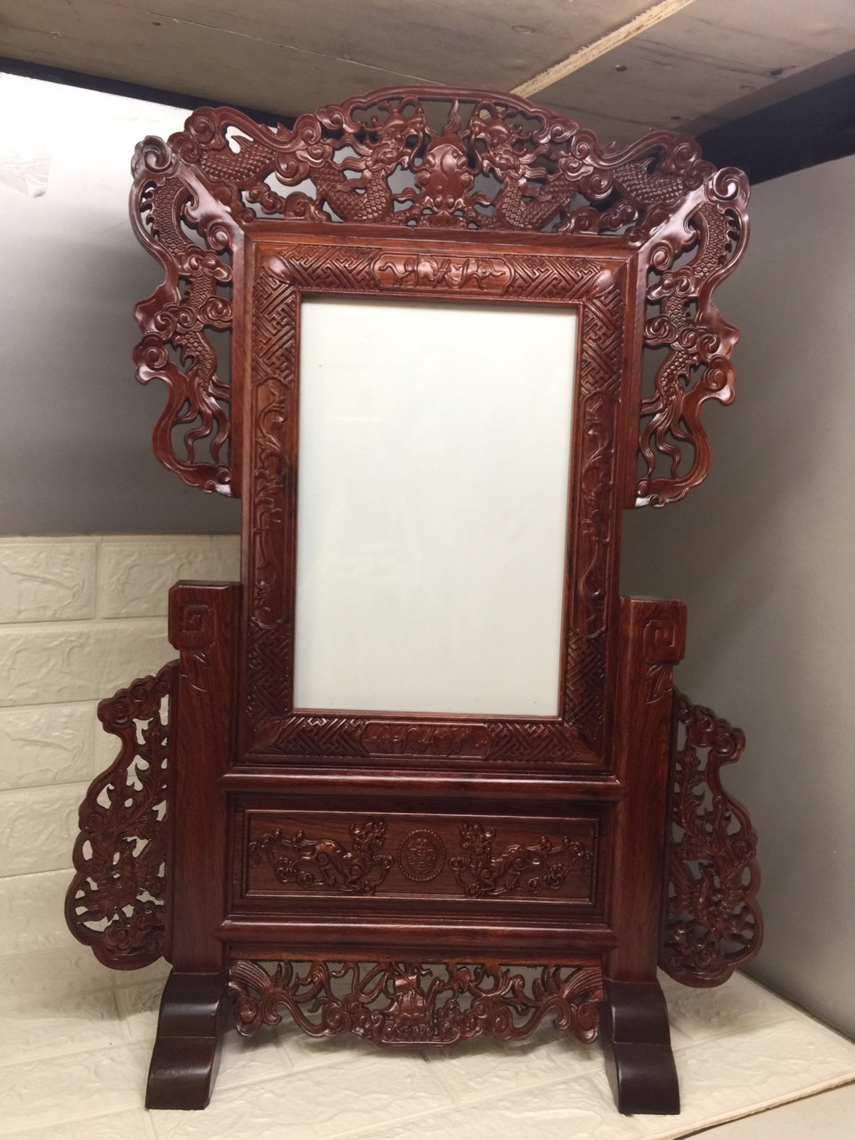 Khung hình thờ đục rồng tinh xảo