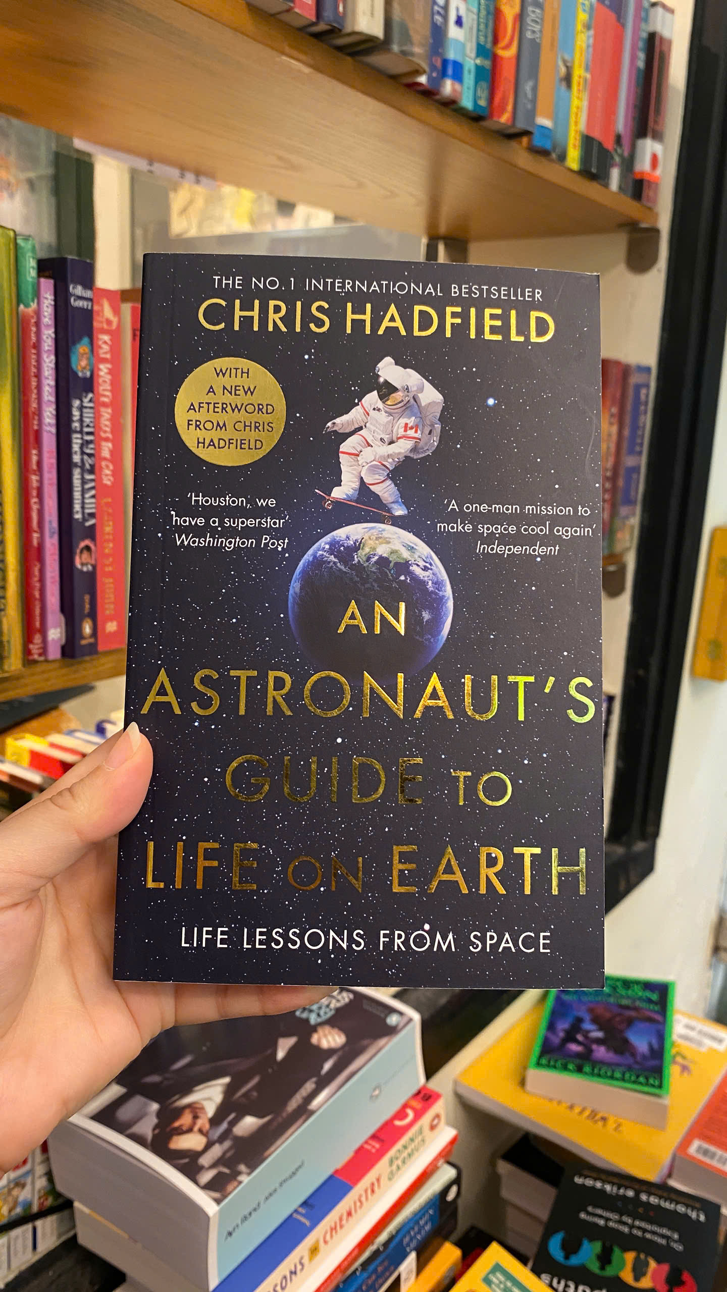 Sách - An Astronaut's Guide to Life on Earth by Chris Hadfield | Science / Memoir / Ngoại văn