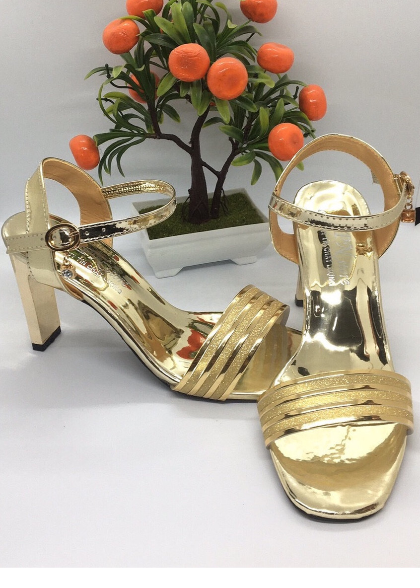 Giày cao gót nữ/ Sandal Cao Gót Nữ Hở Mũi Da Bóng Phối Đường Kim Tuyến Xen Kẽ Màu Vàng Đẹp Sang Trọng Phong Cách Hàn Quốc Đế Chữ Nhật Trụ Cao 9 Cm, 9 Phân Quai Cài Ngang -CGPN0095-YN124