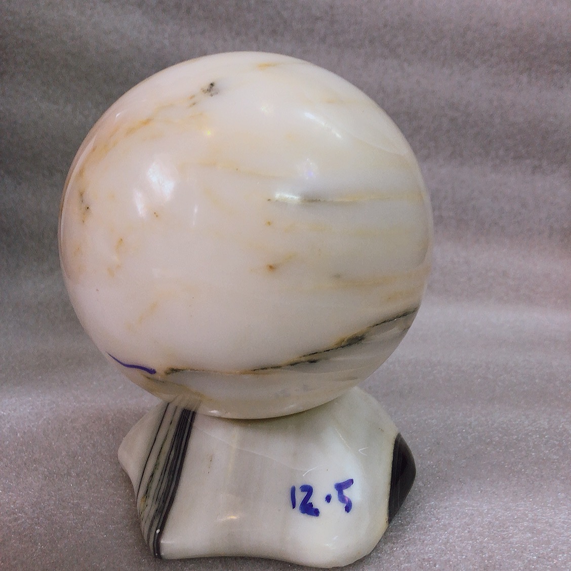 Cầu bi phong thủy đường kính 12.5 cm màu Trắng cho người mệnh Thủy và Kim đá tự nhiên Việt Nam