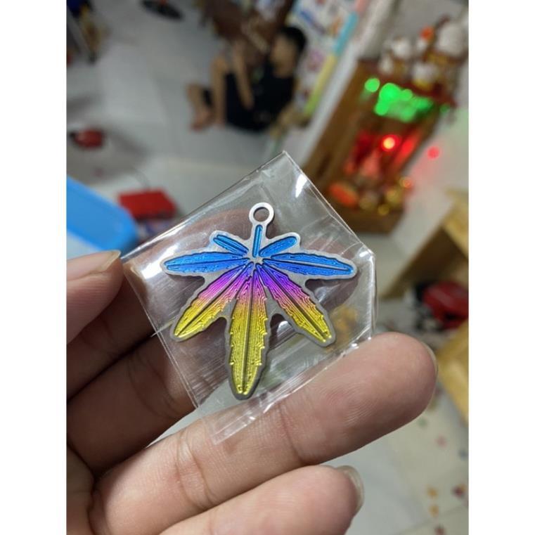 Logo titan móc khoá hình chiếc lá điện phân