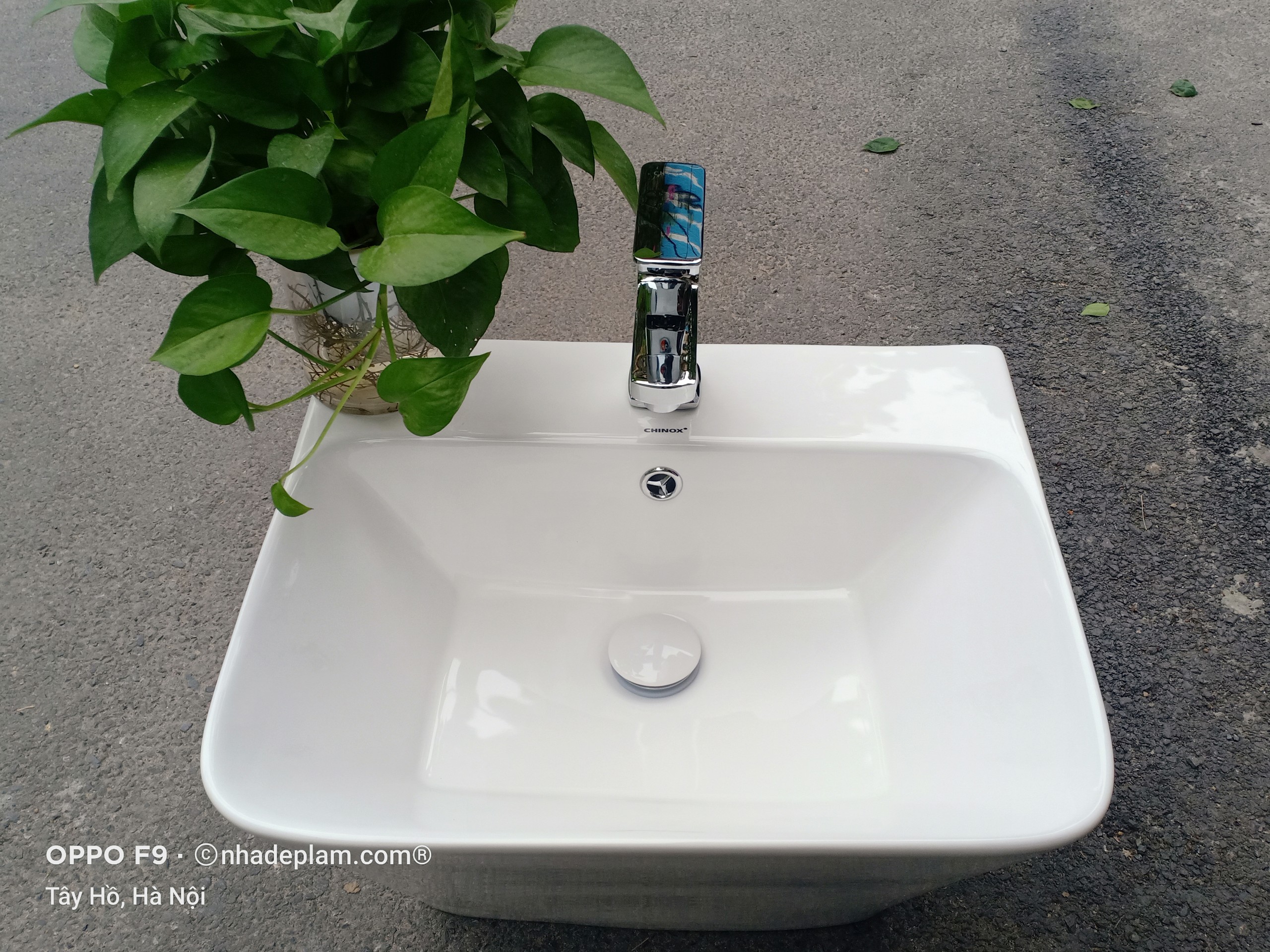 Chậu lavabo treo liền thân dạng khối phong cách châu âu