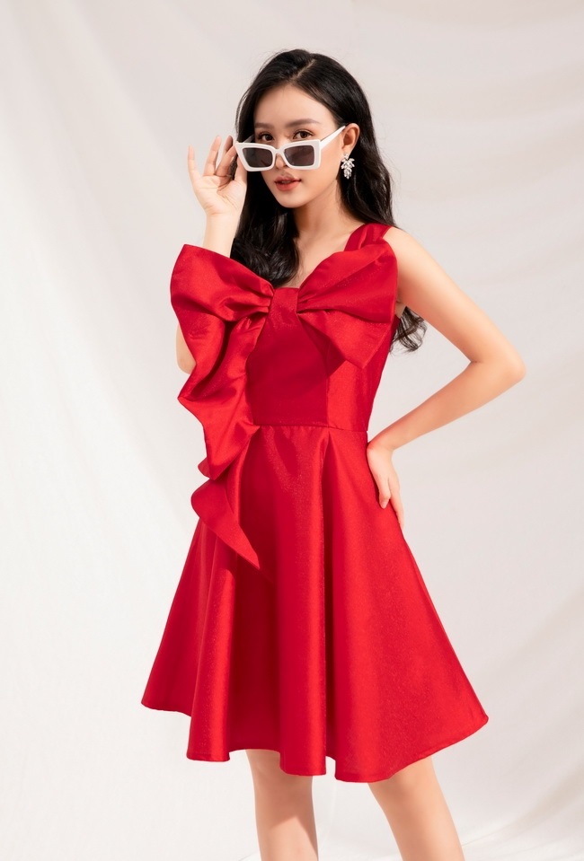 ĐẦM XÒE MỘT VAI DÚN NƠ LỚN TRƯỚC NGỰC