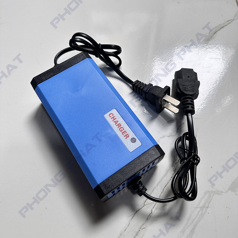 Cục Sạc Đa Năng 12V Tự Ngắt Dùng Cho Bình Xịt Điện, Sạc Bình Bơm Điện 1 Bơm Và 2 Bơm 1.1A – 2.0A