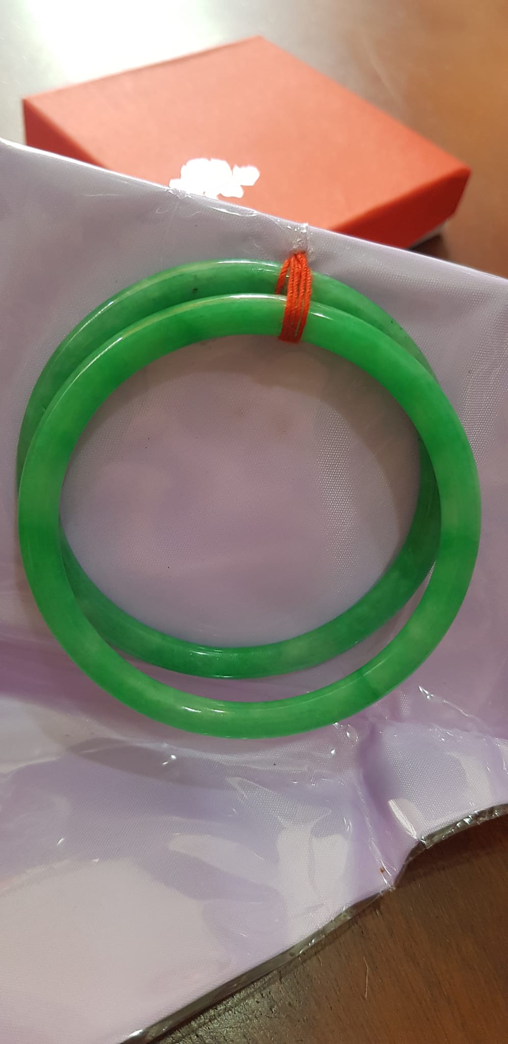 Cặp vòng cẩm thạch cọng Tròn T A Đẹp Sao N 55mm x dầy 5,2mm Cặp màu xanh Ngọc Tươi đều đẹp Nữ cân nặng tầm 54kg - 64kg  đeo đẹp xinh tay ạ