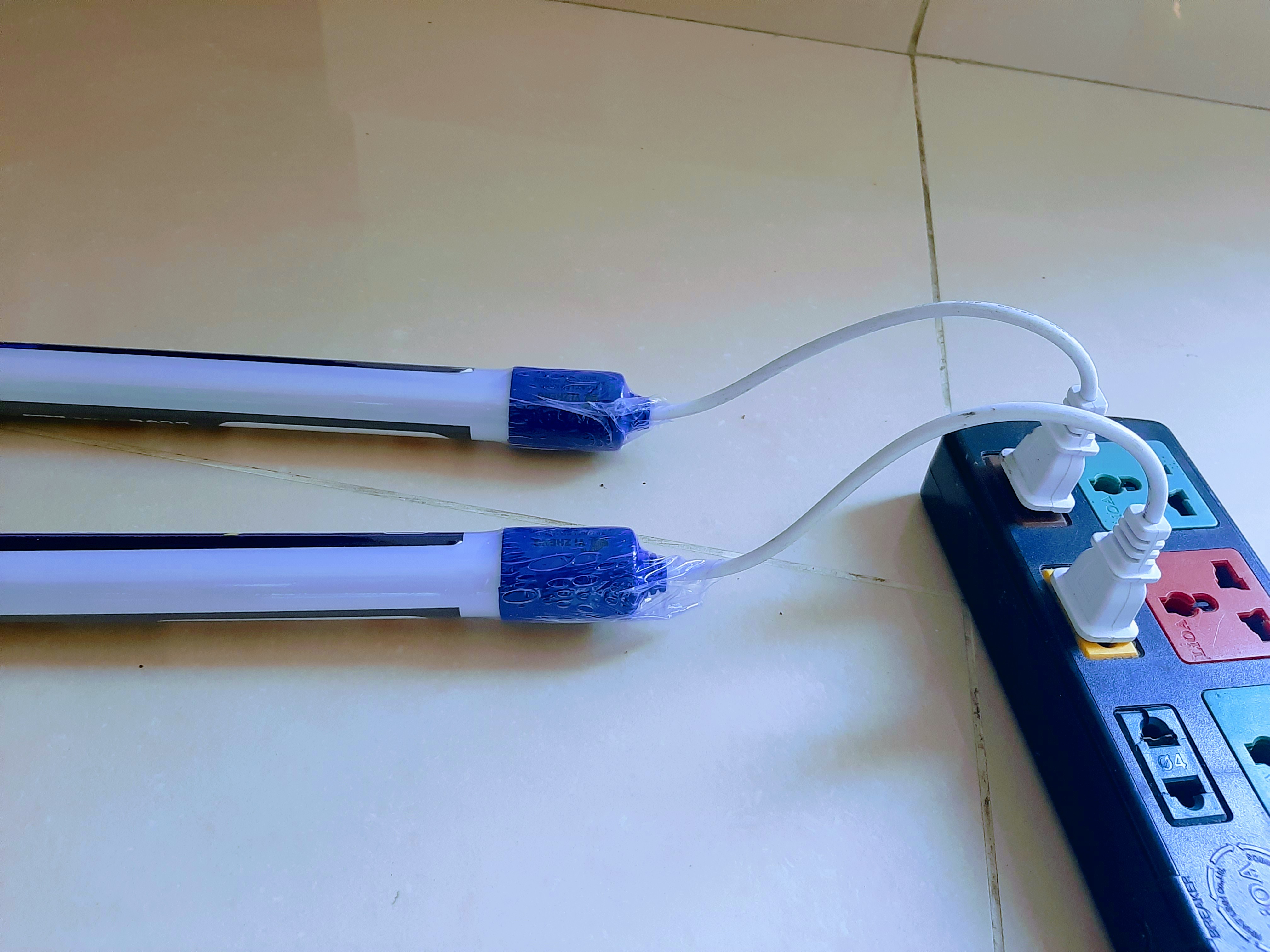 Bộ 2 bóng đèn led tuýp 1m2 màu xanh dương T8 18W trang trí chống nước, có sẵn phích cắm