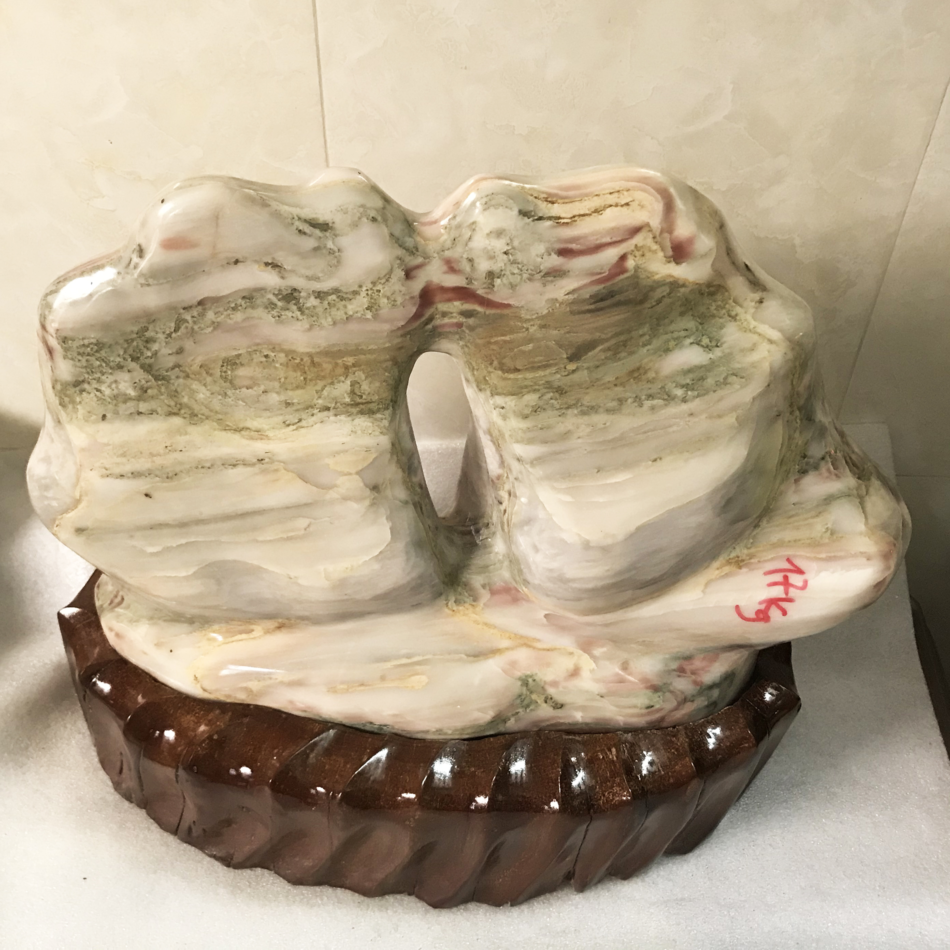 Đá tự nhiên màu hồng ngũ sắc hình cánh buồm  cao 35 cm nặng 20 kg cho người mệnh Thổ và hỏa datunhien