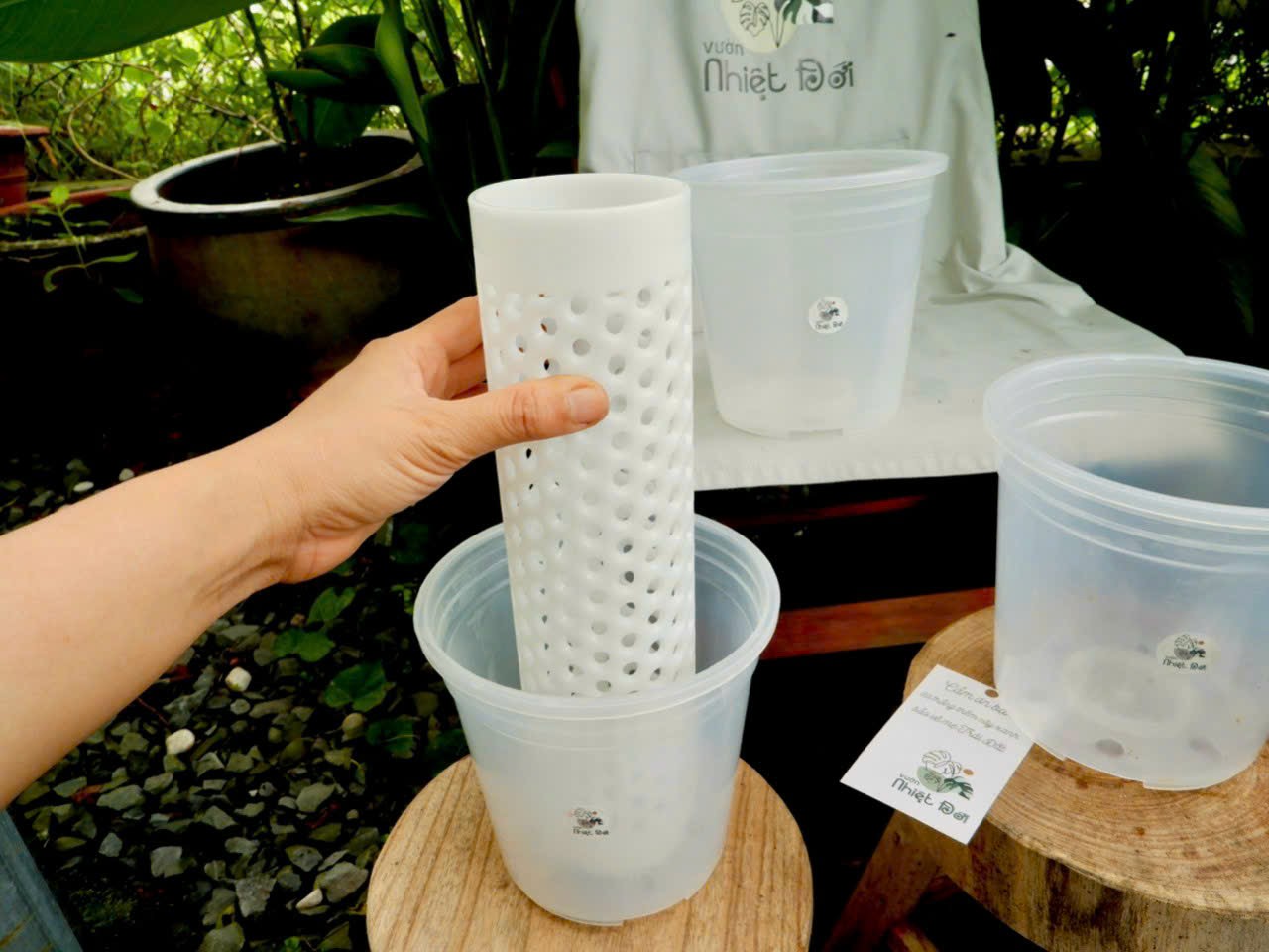 Chậu nhựa trắng trong 18x16cm, thoát nước tốt, chống bể vỡ, dễ lắp trụ rêu trồng cây.