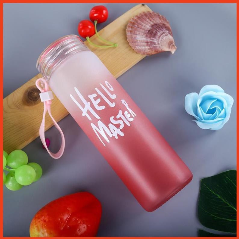 Bình Nước Thủy Tinh In Chữ Hello Master 400ML Có Dây Xách - Bình Nước Thủy Tinh Hello Master (Màu Ngẫu Nhiên)
