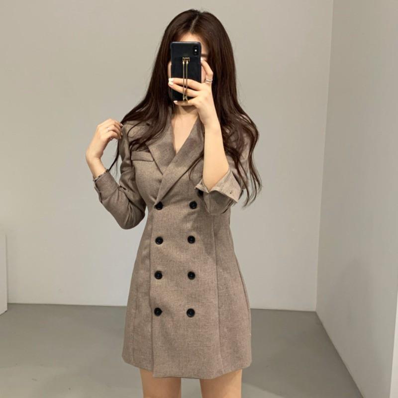 Đầm vest nữ được thiết kế kiểu đầm vest sang trọng - thanh lịch với form đầm chuẩn có thể dùng để khoác