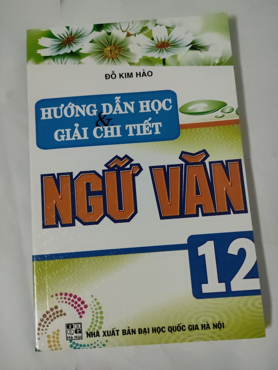 Sách - Hướng dẫn học và giải chi tiết ngữ văn 12