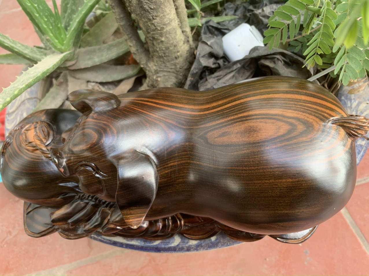 Tượng con heo (lợn) cầu tài lộc bằng gỗ mun hoa kt 30×12,5cm 