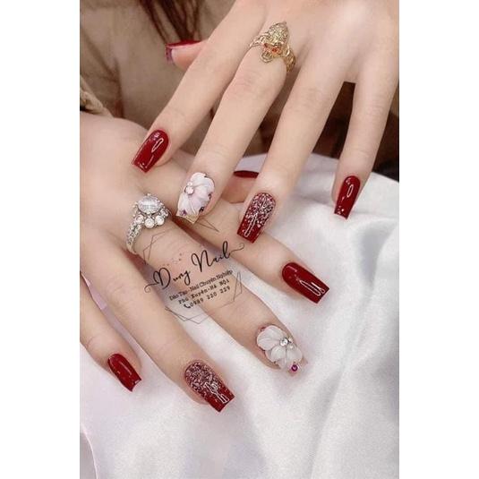 Hoa cúc trắng gắn móng nail