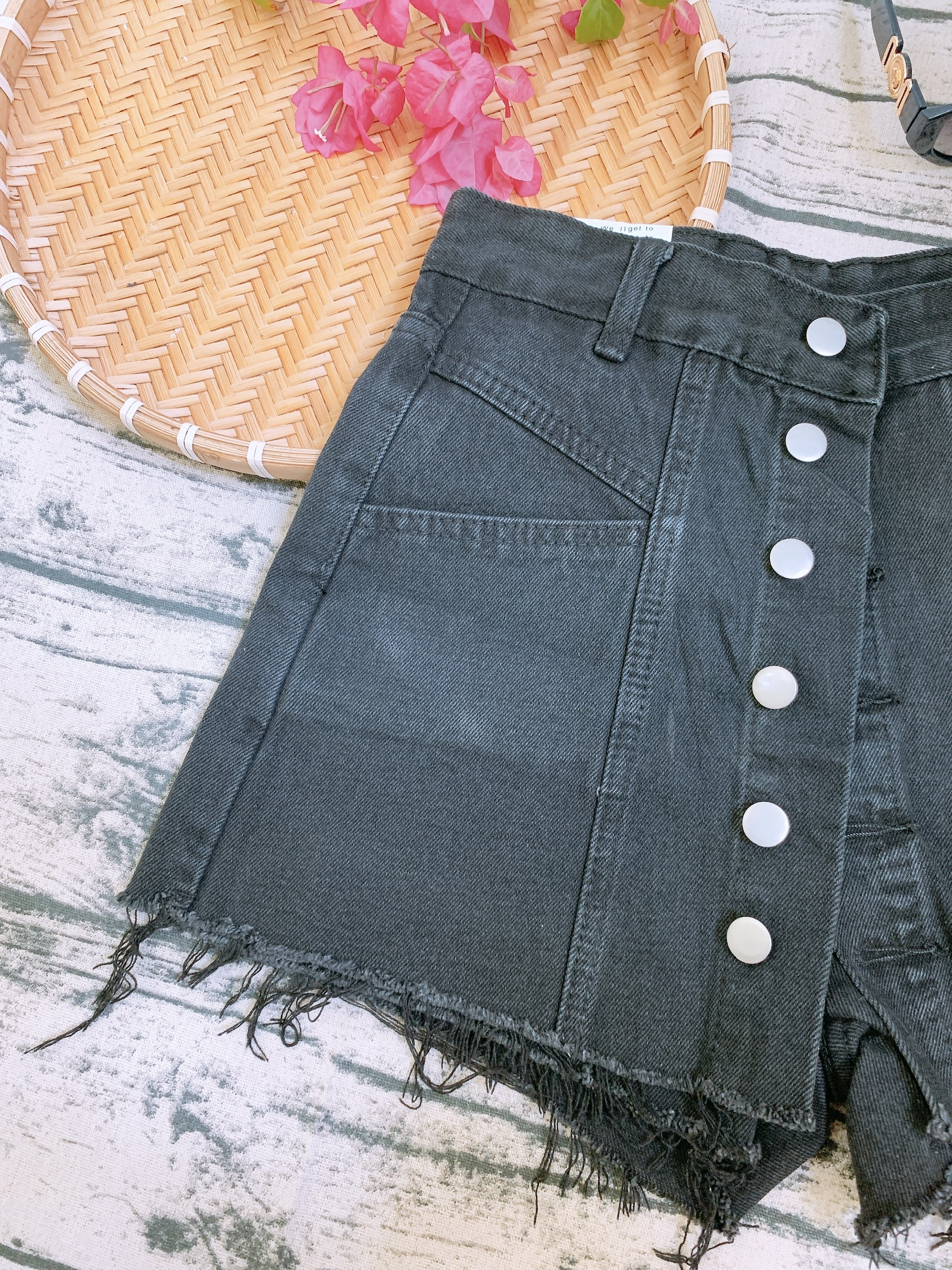 Quần váy jeans ngắn cái nút dọc thân trước