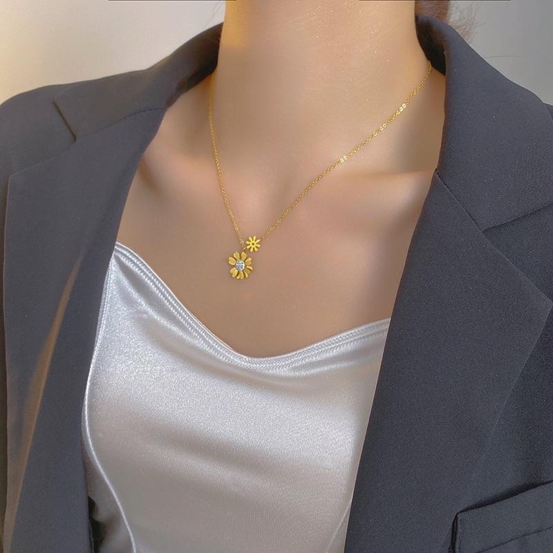 Dây chuyền vòng cổ nữ titan không đen hoa cúc vàng đẹp Ring House