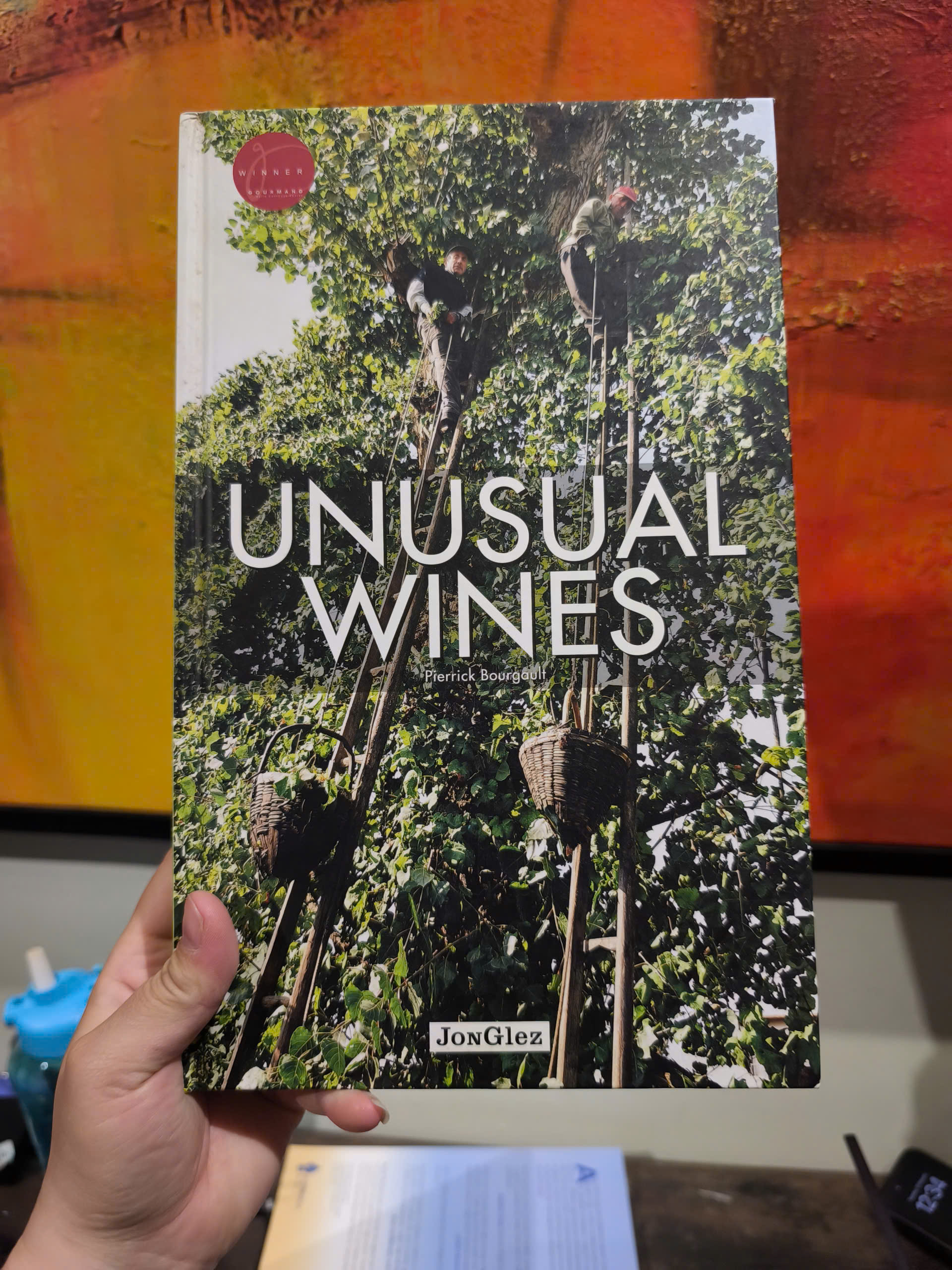 Sách - Unusual Wines by Pierrick Bourgault - (Jonglez Photographic Journeys)