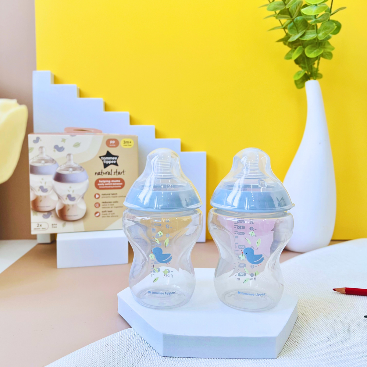 Bình Sữa PP Ty Siêu Mềm Tự Nhiên Tommee Tippee Natural Start 260ml, Núm Ty Của Bình 3-6 Tháng, Xanh Dương - Hồng (Bình Đôi)