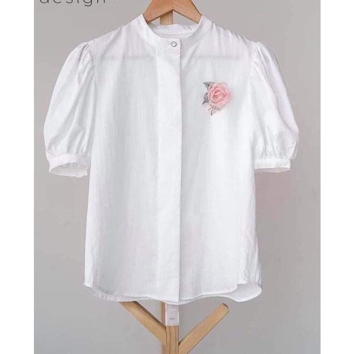 Áo Sơ mi nữ công sở thời trang SURI chất liệu vãi đũi màu trắng tay ngắn cổ trụ đính hoa ngực.
