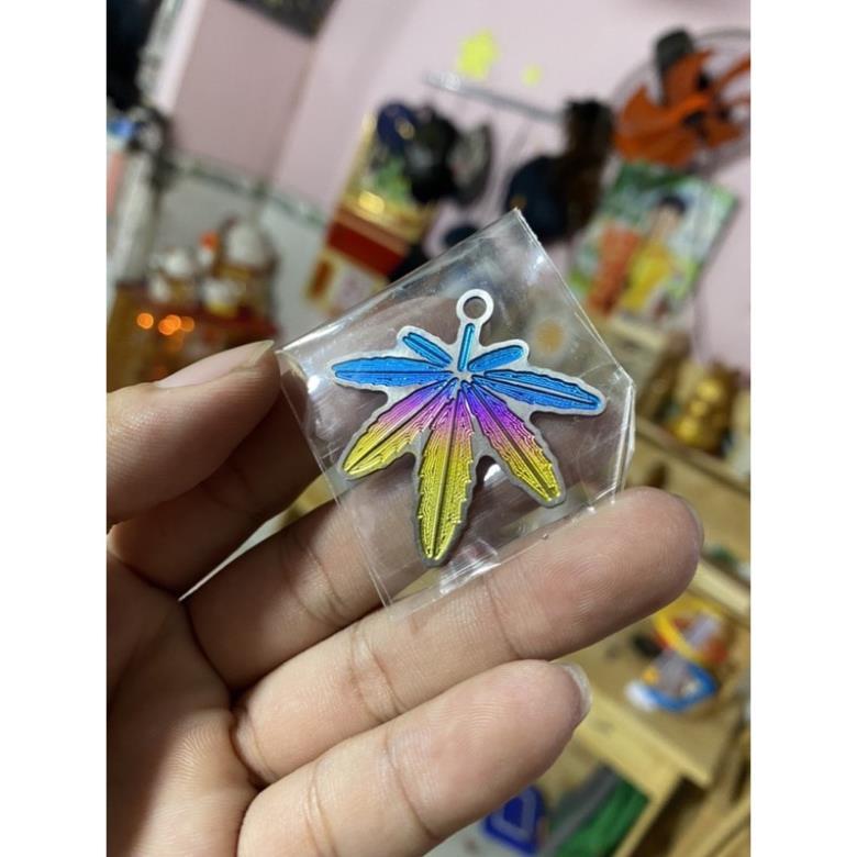 Logo titan móc khoá hình chiếc lá điện phân