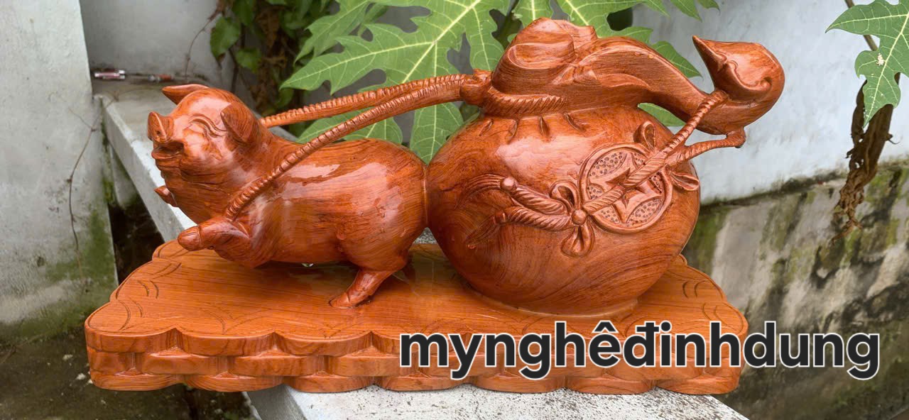 Tượng con heo ( lợn) kéo bao vàng cầu tài lộc bằng gỗ hương đá kt 40x21x15cm