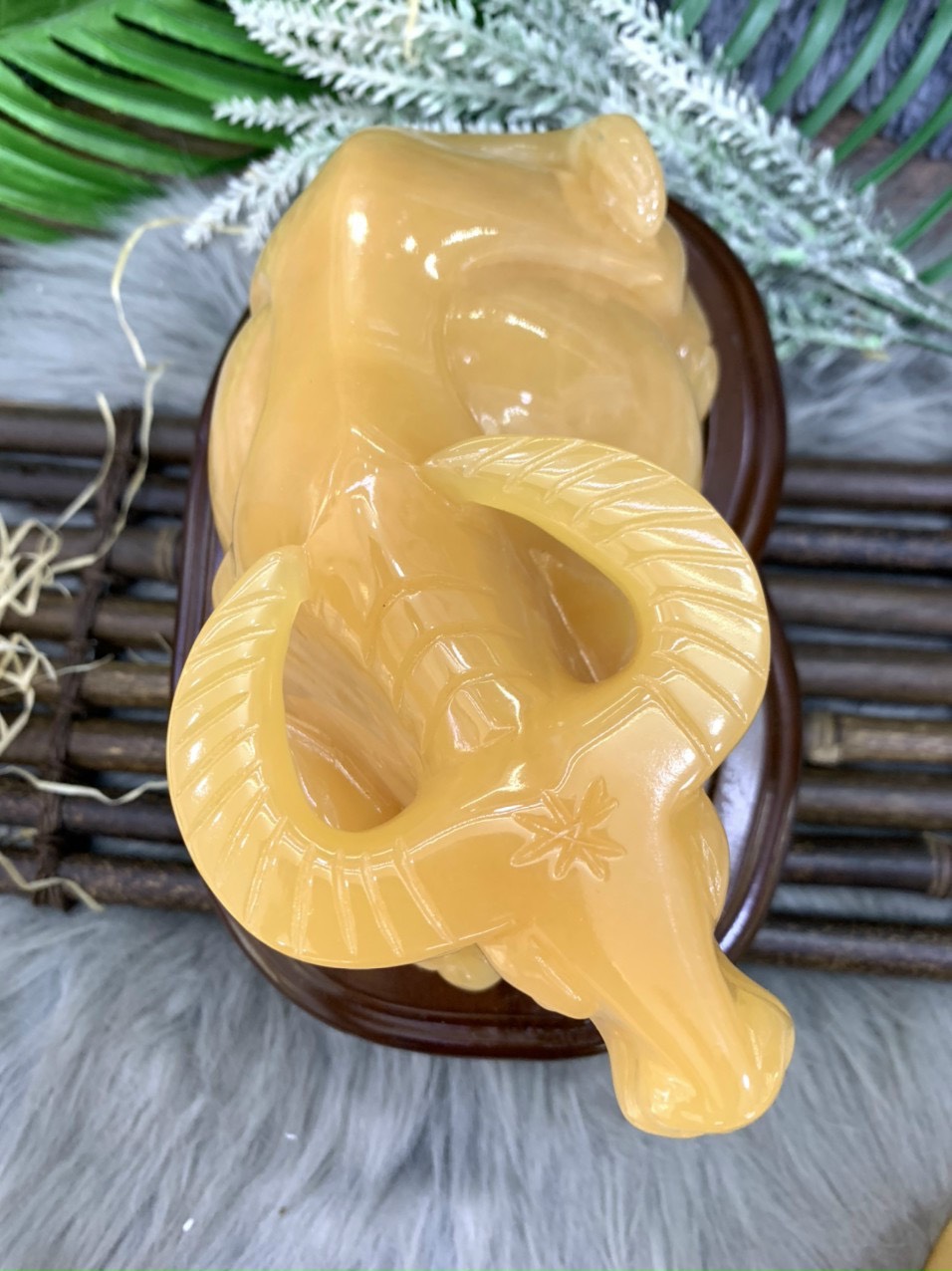 Trâu vàng đá Ngọc hoàng Long vàng 20cm 2,25kg