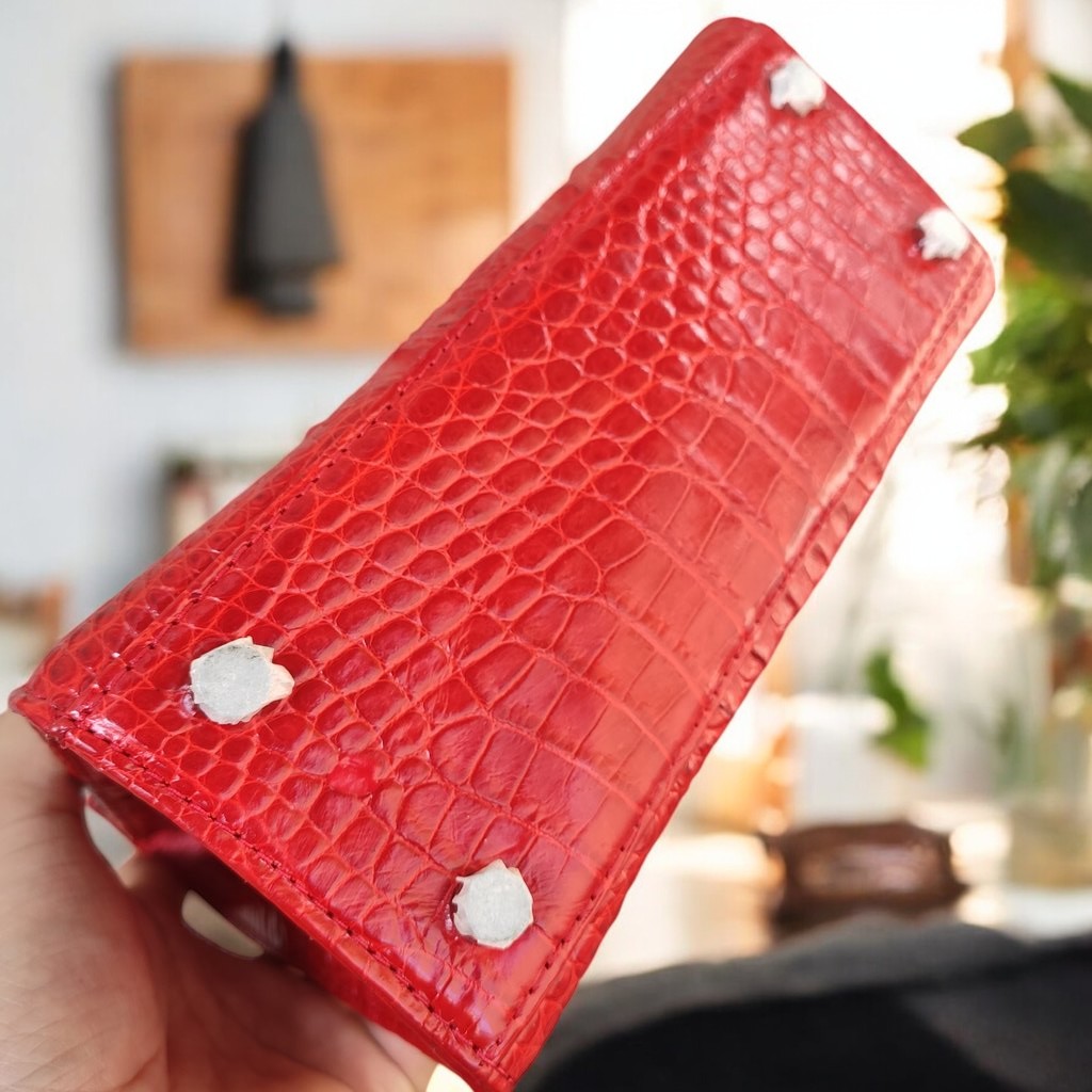 Túi xách da cá sấu có sử dụng khóa chìa!