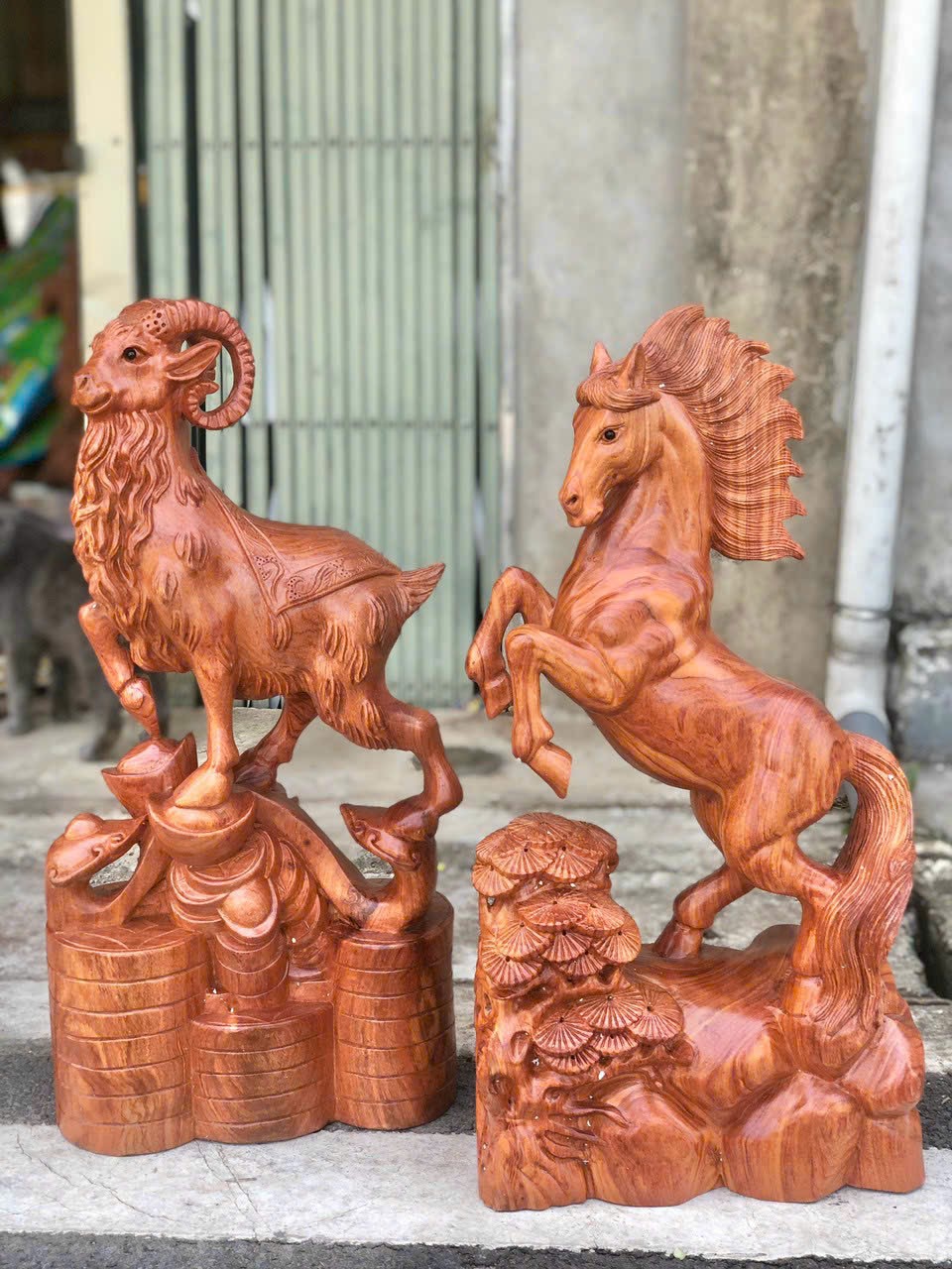 Tượng con ngựa phong thủy bằng gỗ hương đá kt cao 60cm