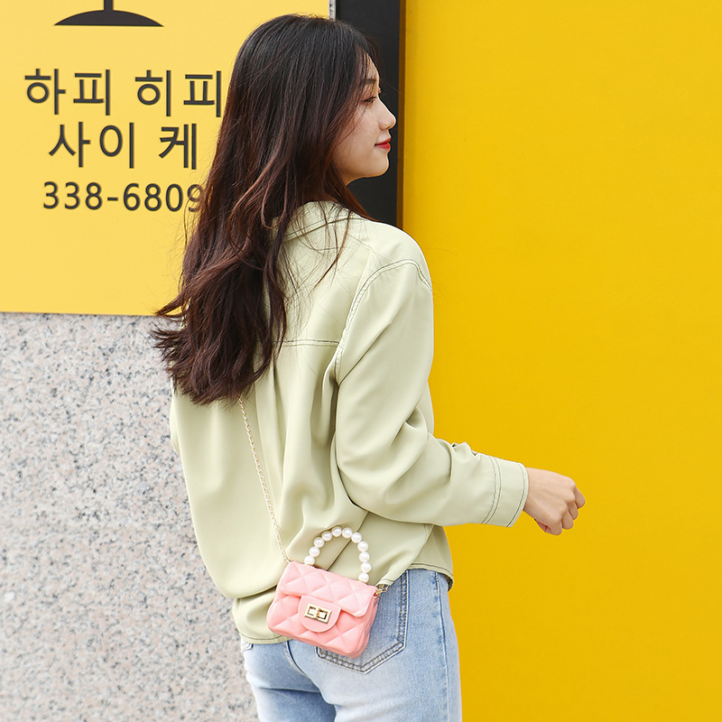 Túi xách túi đeo vai nữ mini ,có quai cầm ngọc trai phối dây xích , da bóng đẹp ,đường may chắc chắn , có thể cầm hoặc đeo cho phái nữ dạo phố
