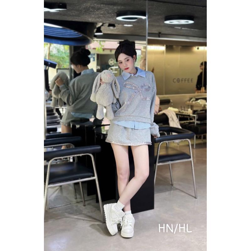 Set áo nỉ sweater form rộng kèm áo sơ mi kẻ xanh phối chân váy nỉ chữ A năng động trẻ trung HL BY JOLIE - Xám