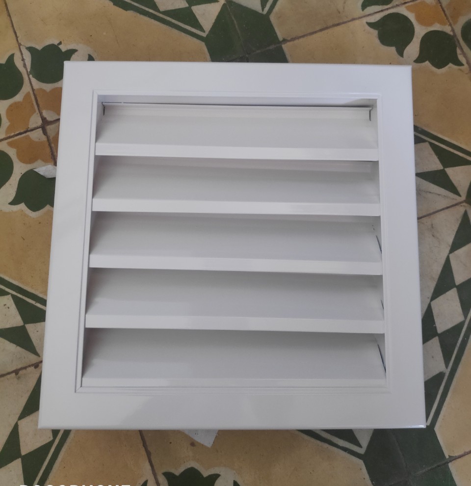 Tấm chắn gió louver 350x350 kèm lưới chắn côn trùng lắp thông gió ngoài trời tránh hắt mưa