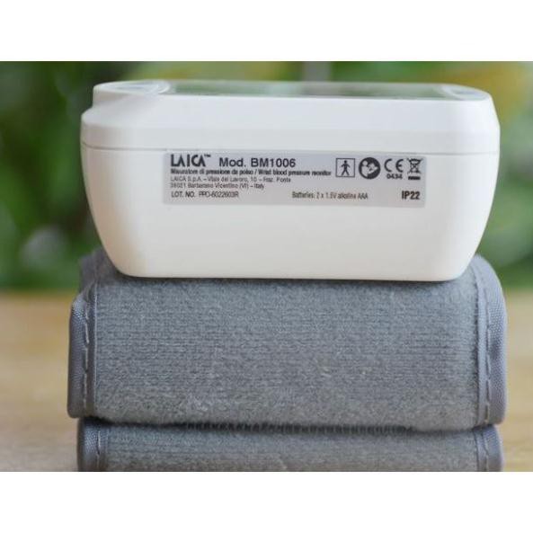 Máy đo huyết áp cổ tay Laica BM1006 - Bảo hành 2 năm