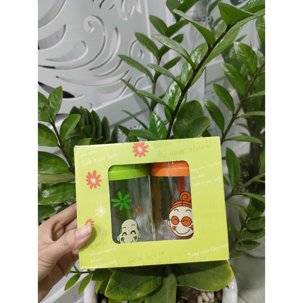 Hũ đựng gia vị thực phẩm khô thuỷ tinh nắp kín có muỗng bên trong in hình dễ thương.